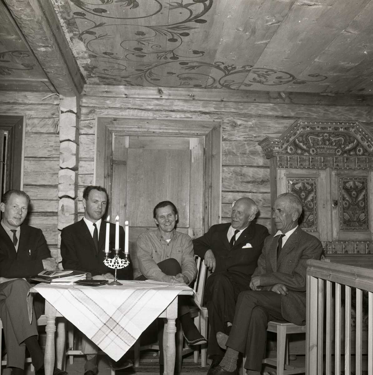 Hilding Mickelsson sitter vid ett bord tillsammans med fyra andra män i Bollnäs naturskyddsförening, 1968.