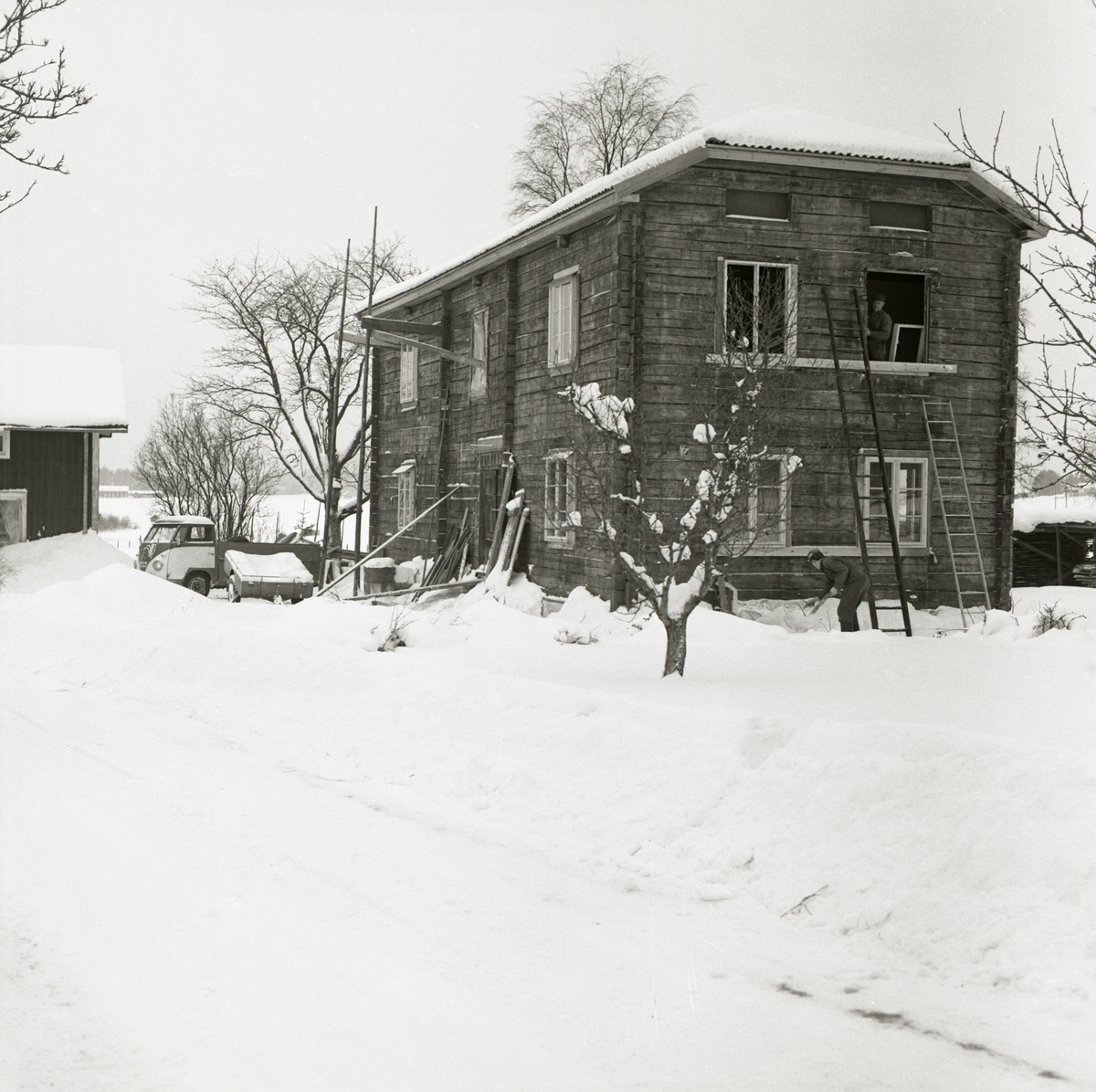 Fönster sätts in i ett timmerhus vid gården Sunnanåker, 1967.
