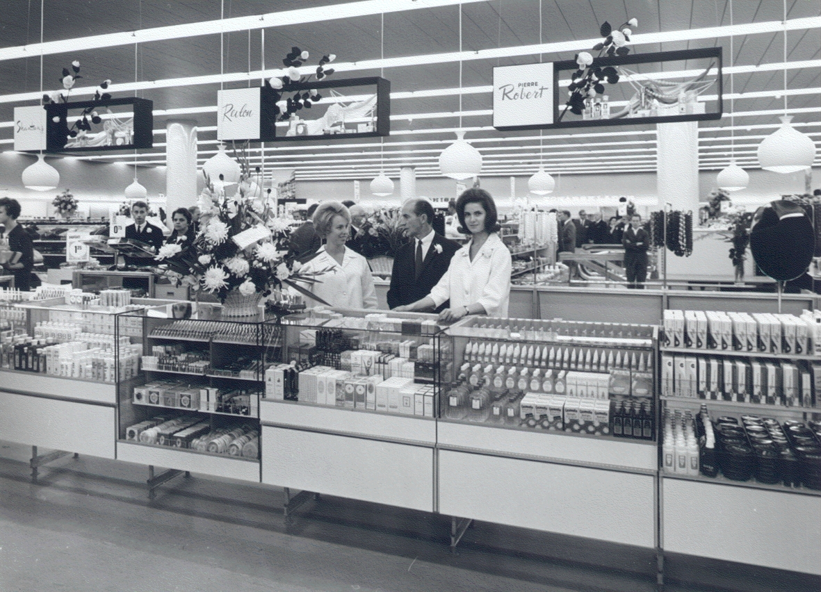 Varuhuschef Östrand samtalar med flickorna på kosmetikavdelningen.
Invigningen av Domusvaruhuset den 10/9 1964.