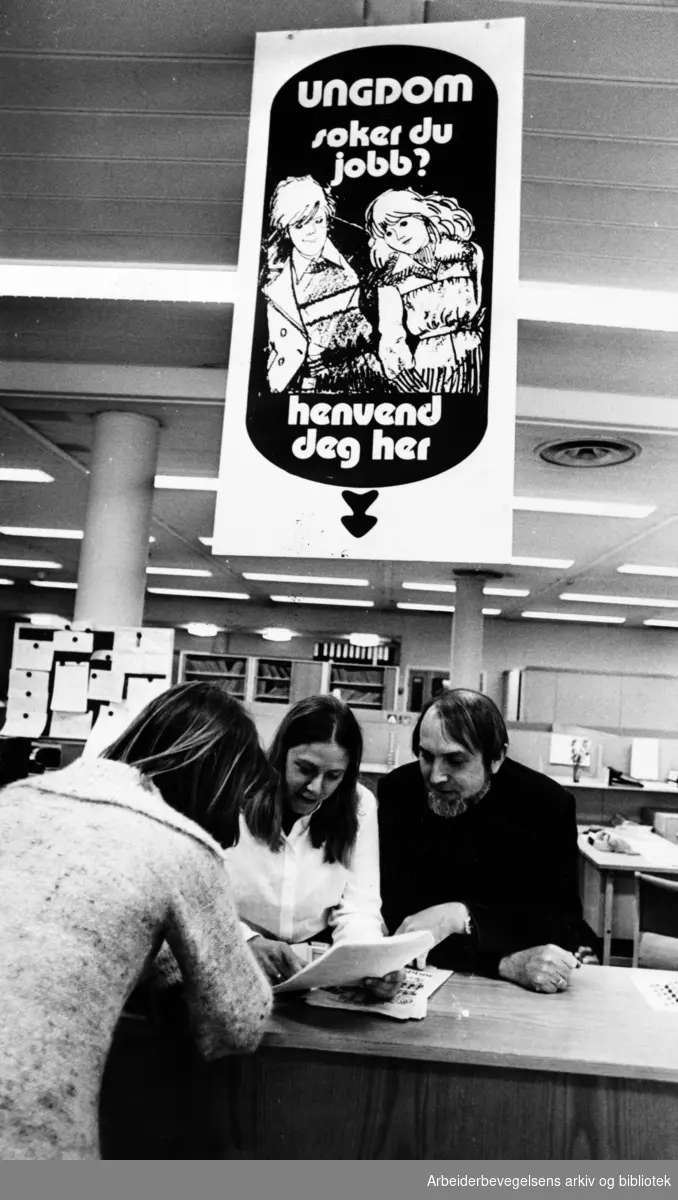 Arbeidsformidlingen. Avdelingslederne, Britt Henne og Erlot Reinert i samtale med arbeidssøker. Juni 1977