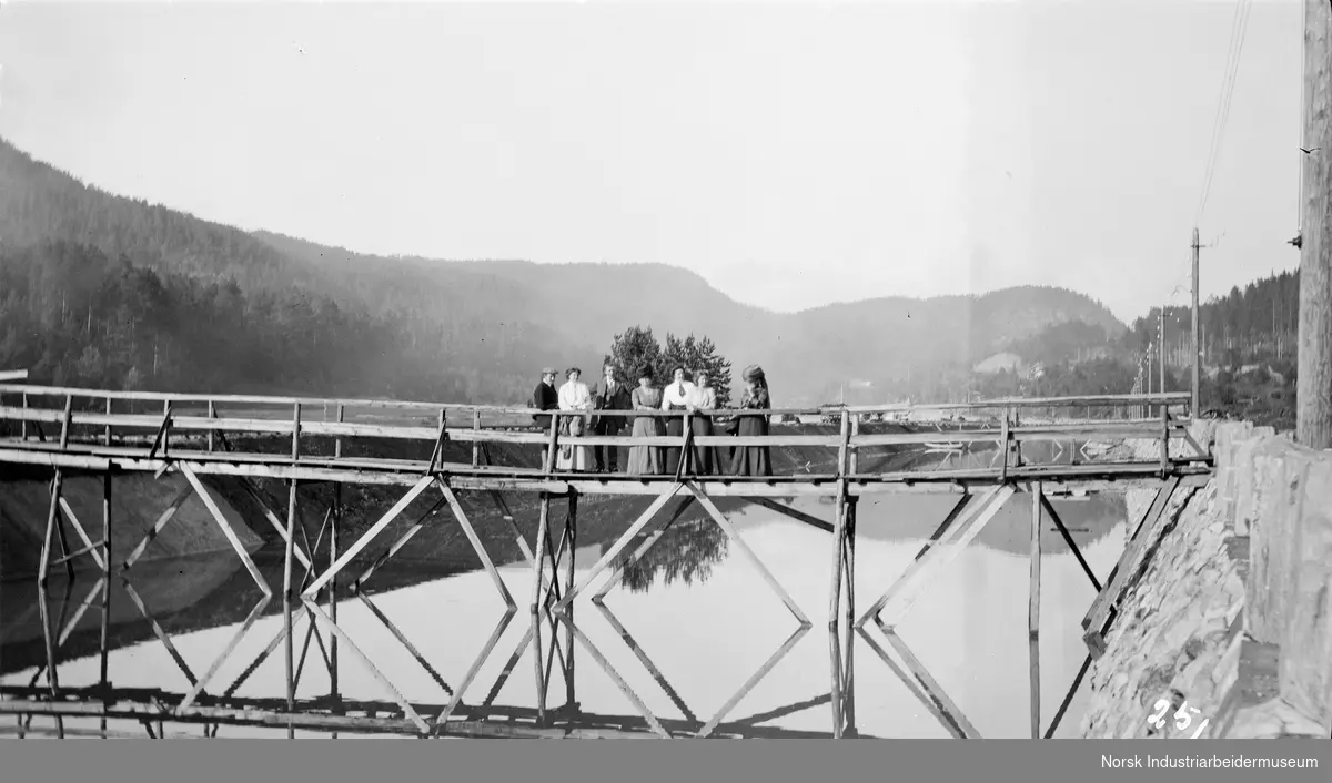 Mennesker på bro over Holta-kanalen.