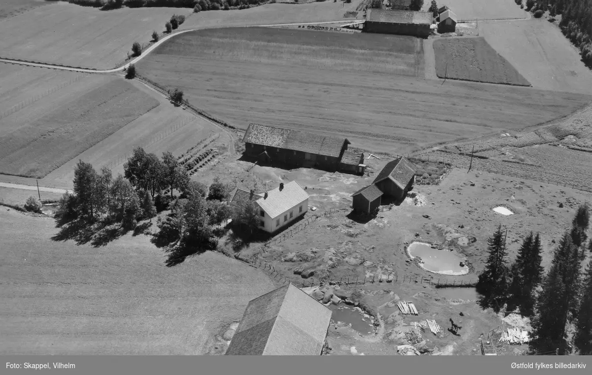 Skråfoto av gården Nålem i Rakkestad, 29. juli 1951.