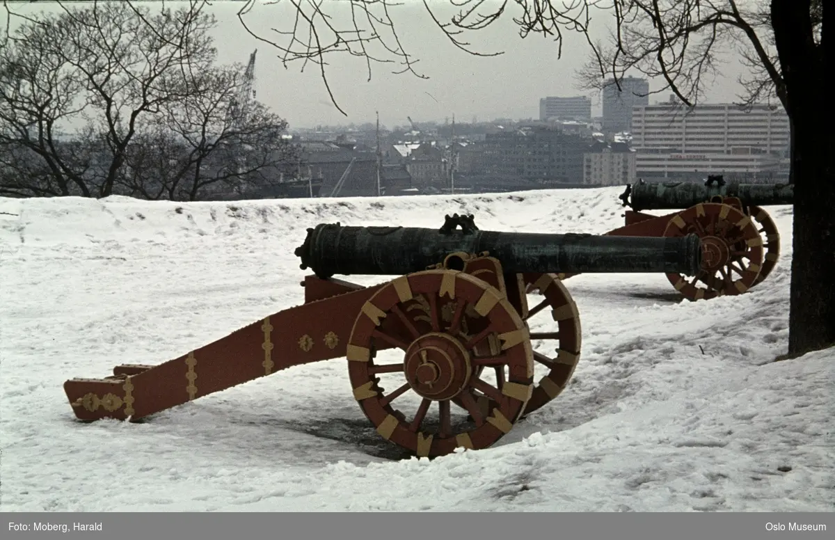 Akershus festning, voller, kanoner, utsikt, by, snø