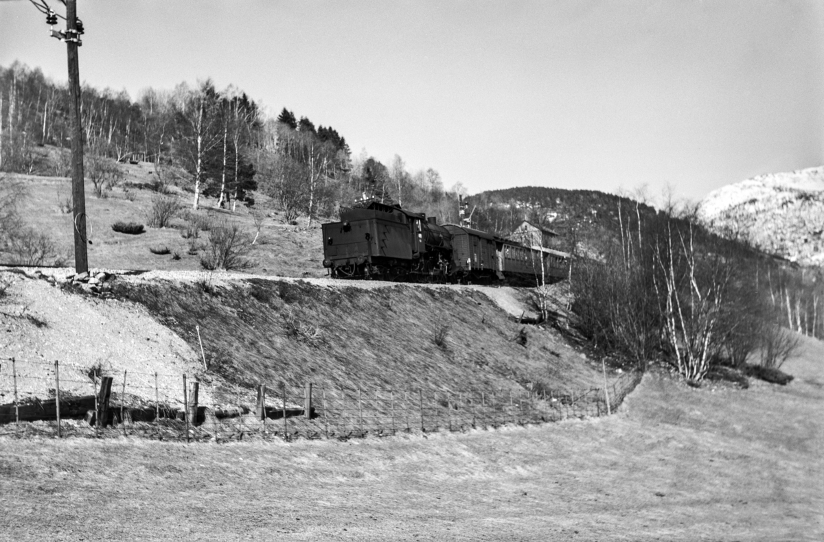 Påsketog retning Bergen, tog 7689, ved Gjerdåker, vest for Voss. Toget trekkes av damplokomotiv type 31b nr. 402.