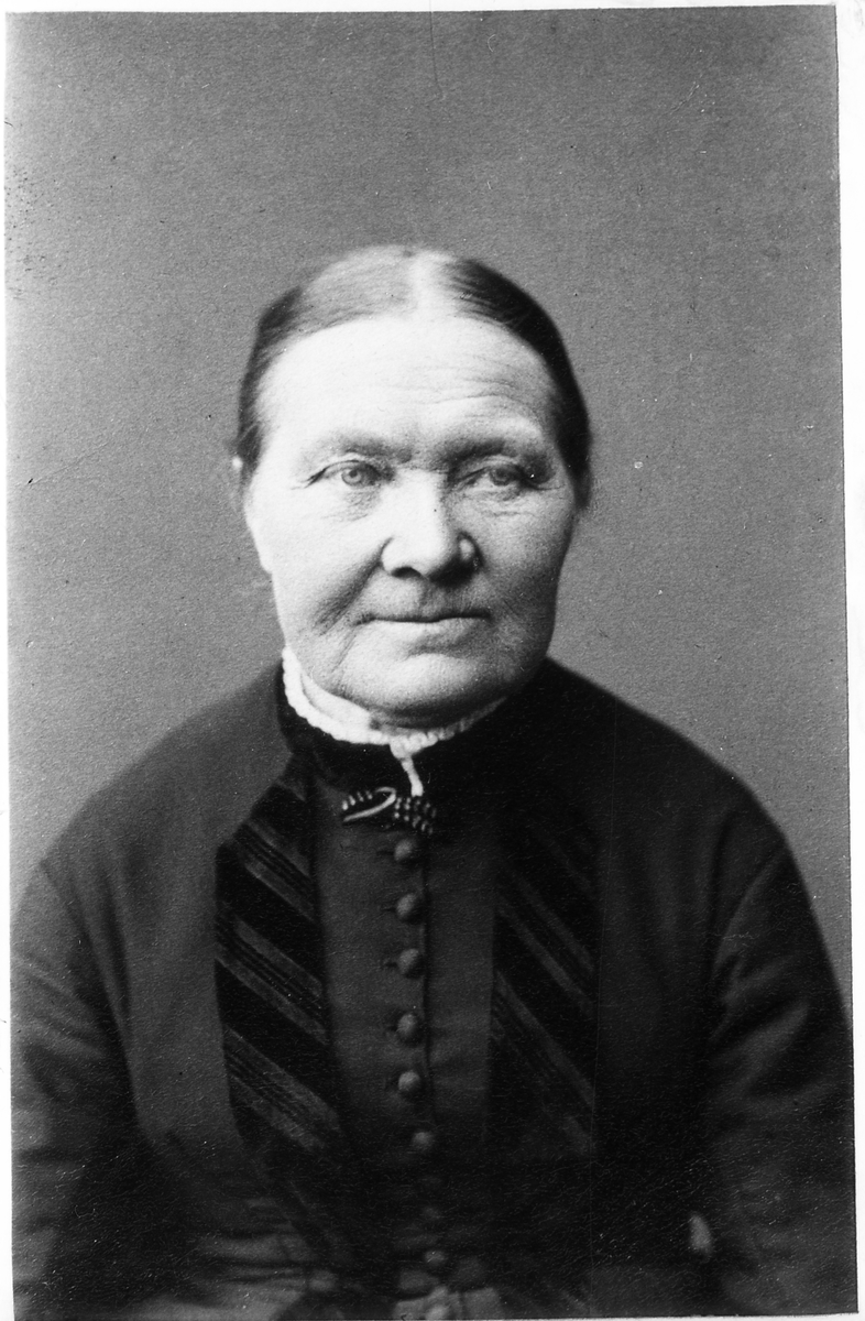 Avfotografert portrett av ei eldre uidentifisert kvinne.