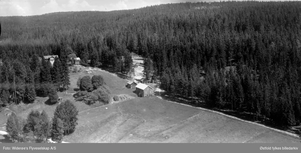 Lia 73/18,42, i bakgrunnen Libakk. Flyfoto fra Rømskog. - Østfold ...