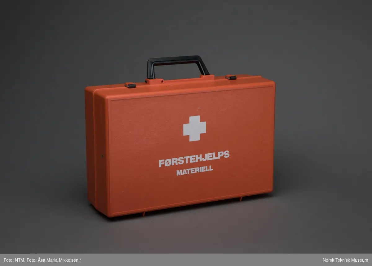 Førstehjelpskoffert som inneholder forskjellig førstehjelpsutstyr,