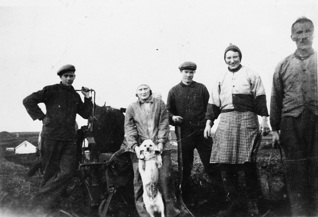 Epleopptaking. F. v. : Børge Rimestad (1918 - 1997), kona hans Borghild Rimestad f. Steinsland (1919 - ), Jonas Steinsland (1915 - 1999), Jenny Steinsland og Theodor E. Steinsland (1877 - 1965).