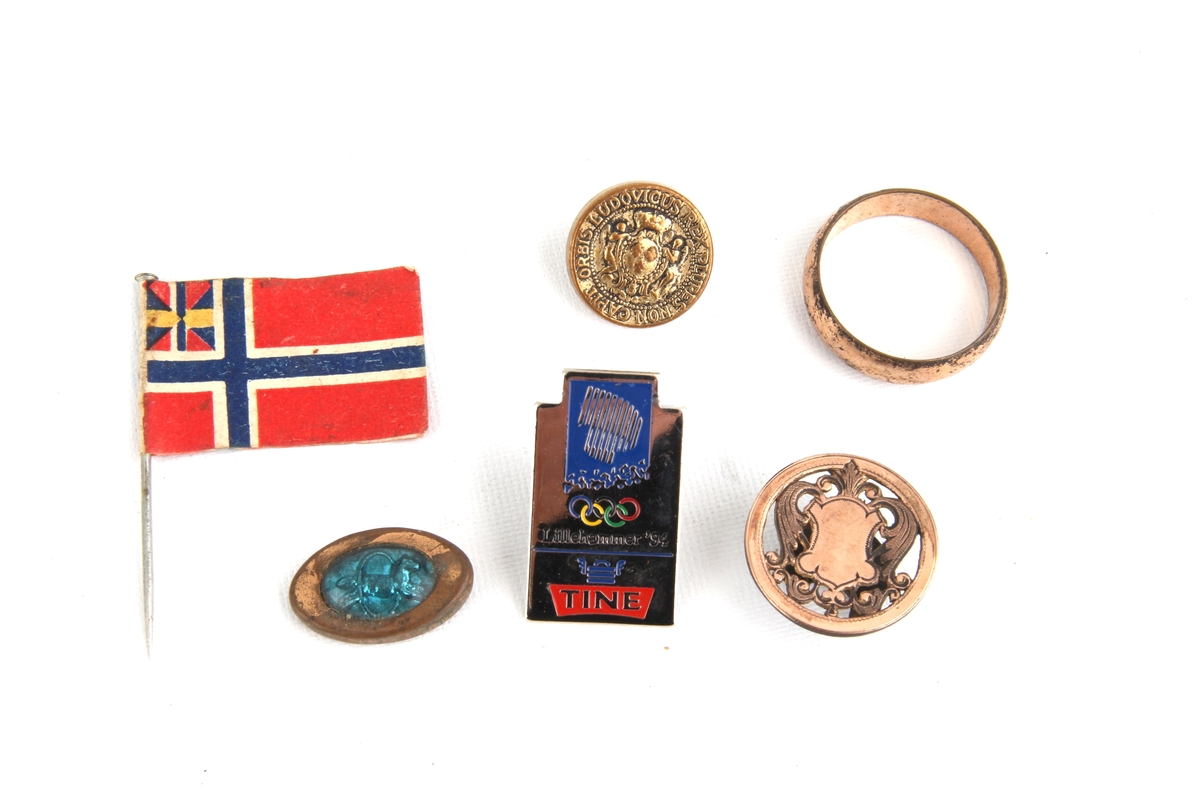 En nål med papirflagg med unionsmerket ("sildesalaten"), samt fire ulike jakkenåler og  én ring.