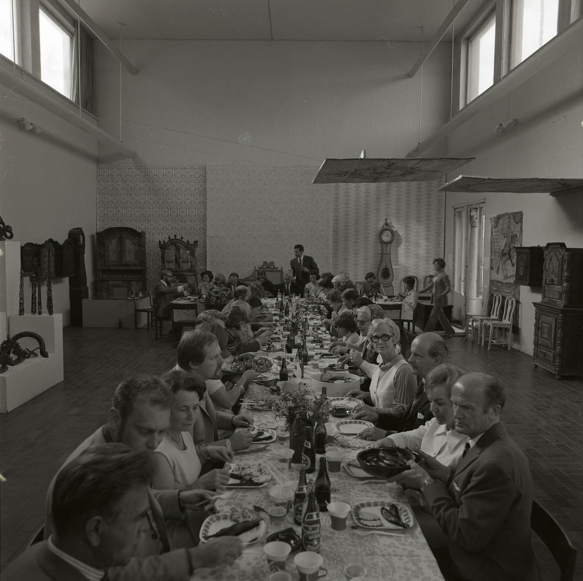 En grupp äter middag vid ett långbord under hälsingeutställningen i Gävle.