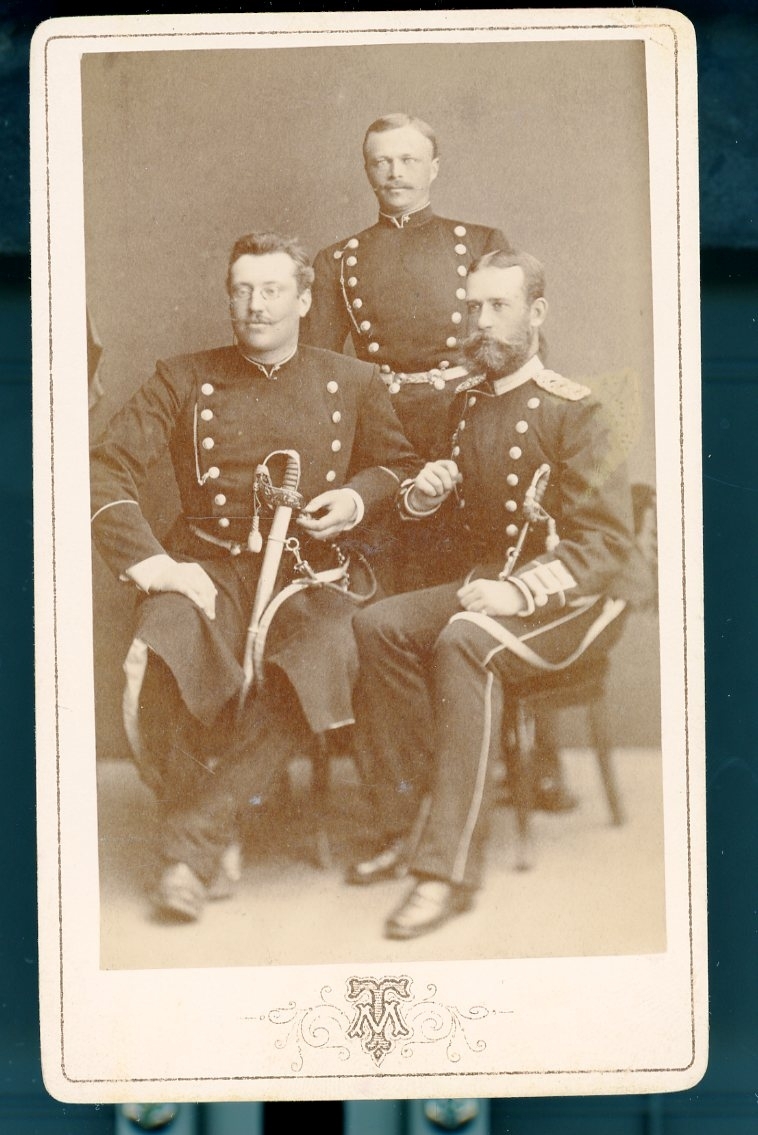 Kabinettsfotografi: gruppbild med officerare, två sittande och en stående bakom. Från vänster: Ehrenborg, Stånggren och Westman.