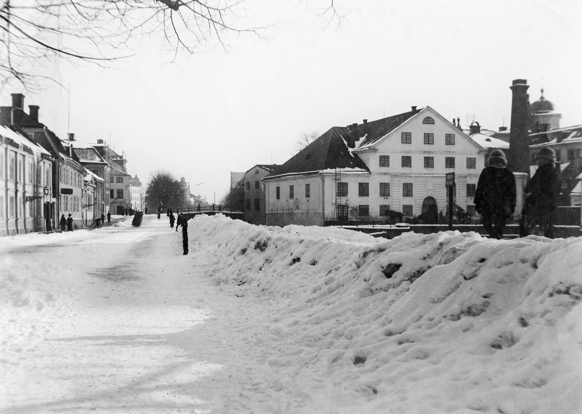 Vy Östra Ågatan, kvarteret Torget, mot Akademikvarnen, Uppsala, sekelskiftet 1900