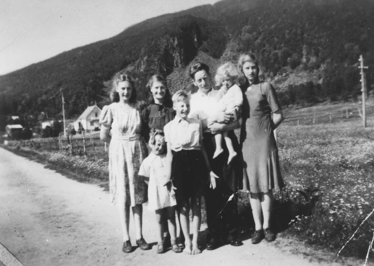 Fam. Thorvaldsen på Pila, Skaland i 1947