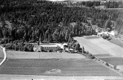Flyfoto fra Rå i Rolvsøy. Ukjent bygning. Til høyre Rå, gnr.