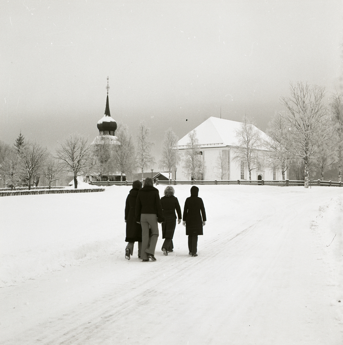 En grupp på fyra personer är på väg mot Undersviks kyrka.