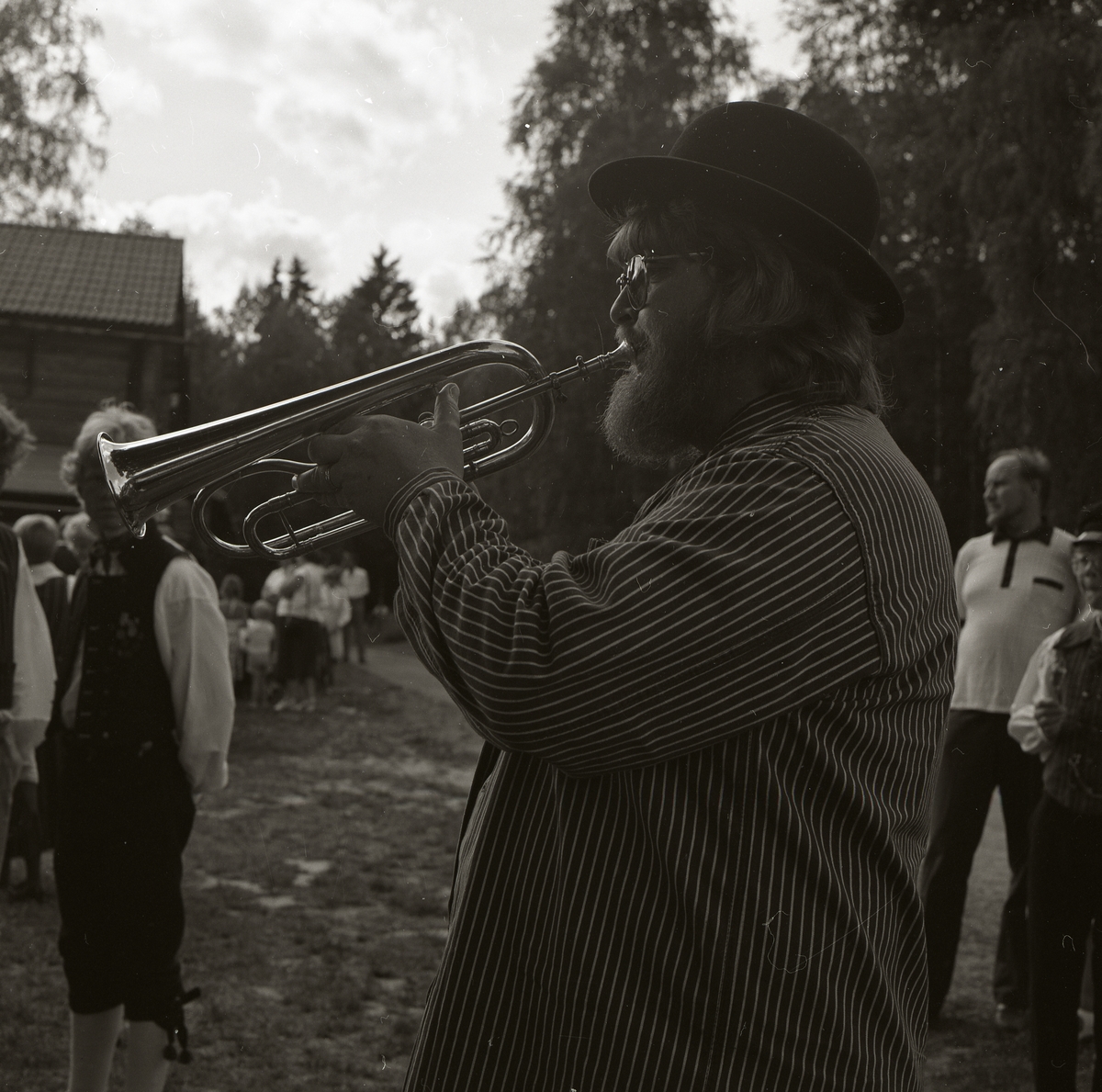 En man iförd hatt spelar trumpet vid Rengsjöfesten, 18 juli 1982.