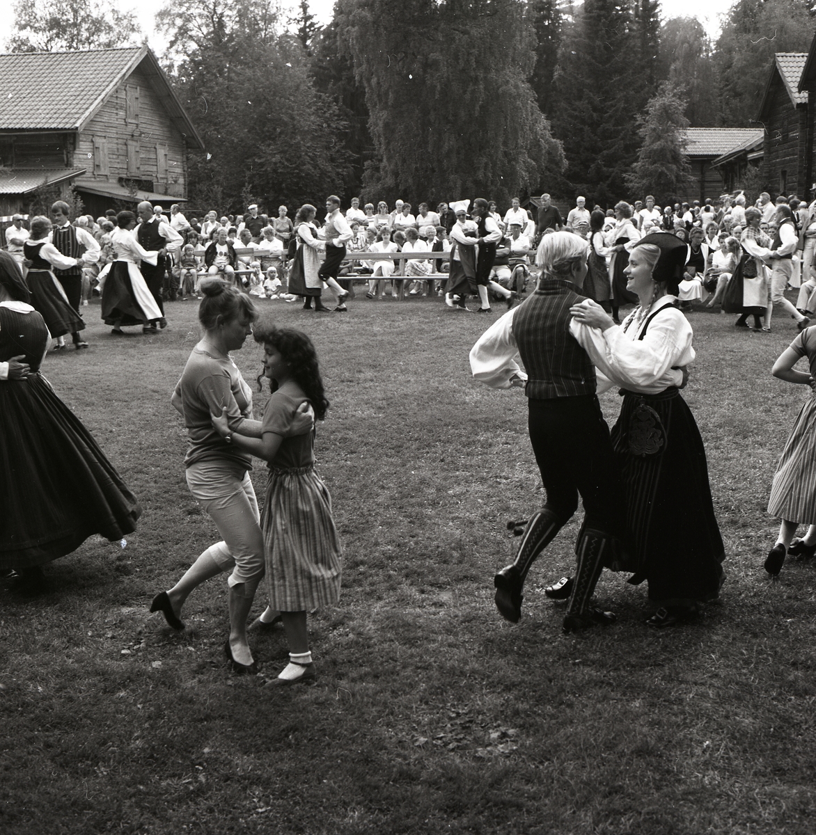 Några danspar upptäcker inför publik vid Rengsjöfesten 17 juli 1983.