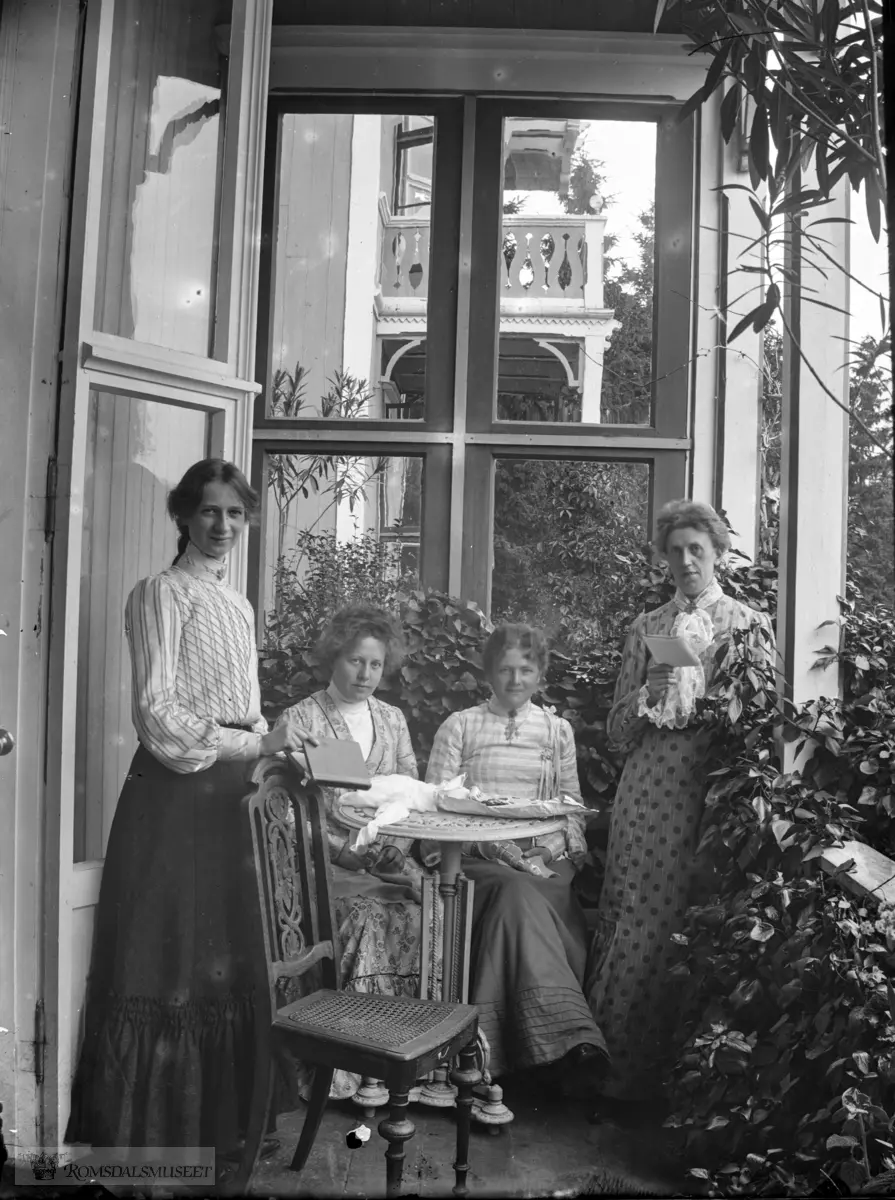 Villa Retiro.."På verandaen med 4 damer».