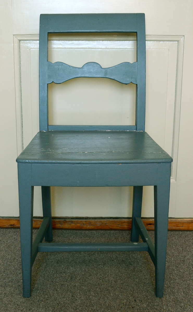 Stol. Fra protokollen: Kjøkkenstol, av furu, sein bondeempire type. Dekorativt utformet ryggsprosse med sirkel i midten, malt gråblå.