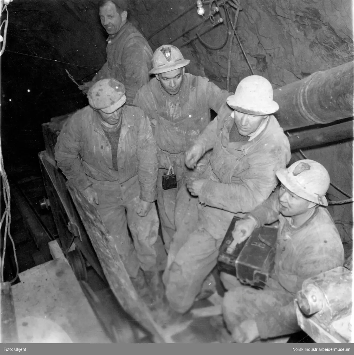 Arbeidslag inne i tunnelen i forbindelse med bygging av Gaustabanen.
