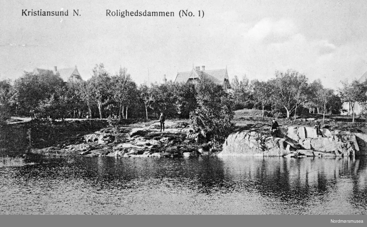 Postkort: "Kristiansund N. Rolighedsdammen (No. 1)" Fra Nordmøre museums fotosamlinger.