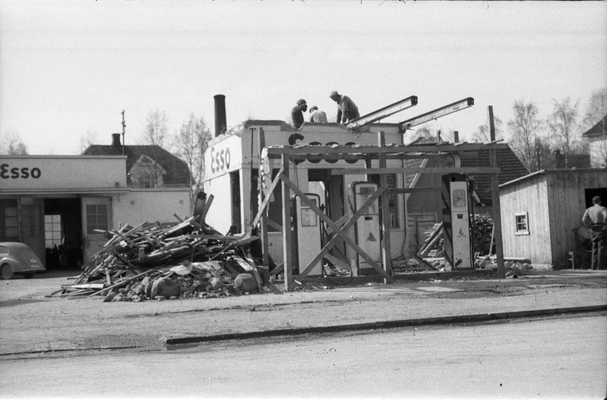 Tre bilder fra ombygging av Esso bensinstasjonen på Lena 1954. Den gamle ekspedisjonsbua rives. Lastebilen i forgrunnen på bilde nr. tre er ifølge informant en Chevrolet 1937-modell med norskbygd førerhus.