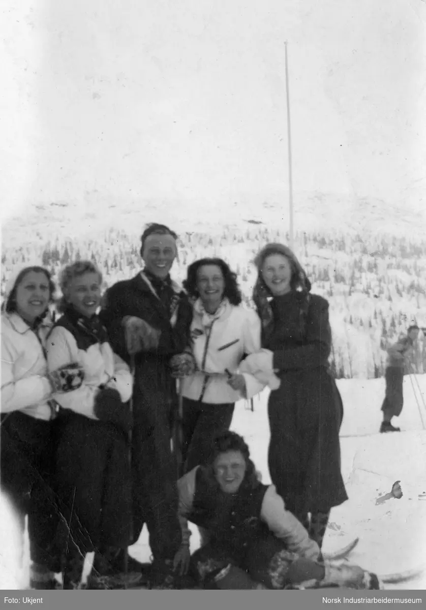 Gruppefoto under skitur.