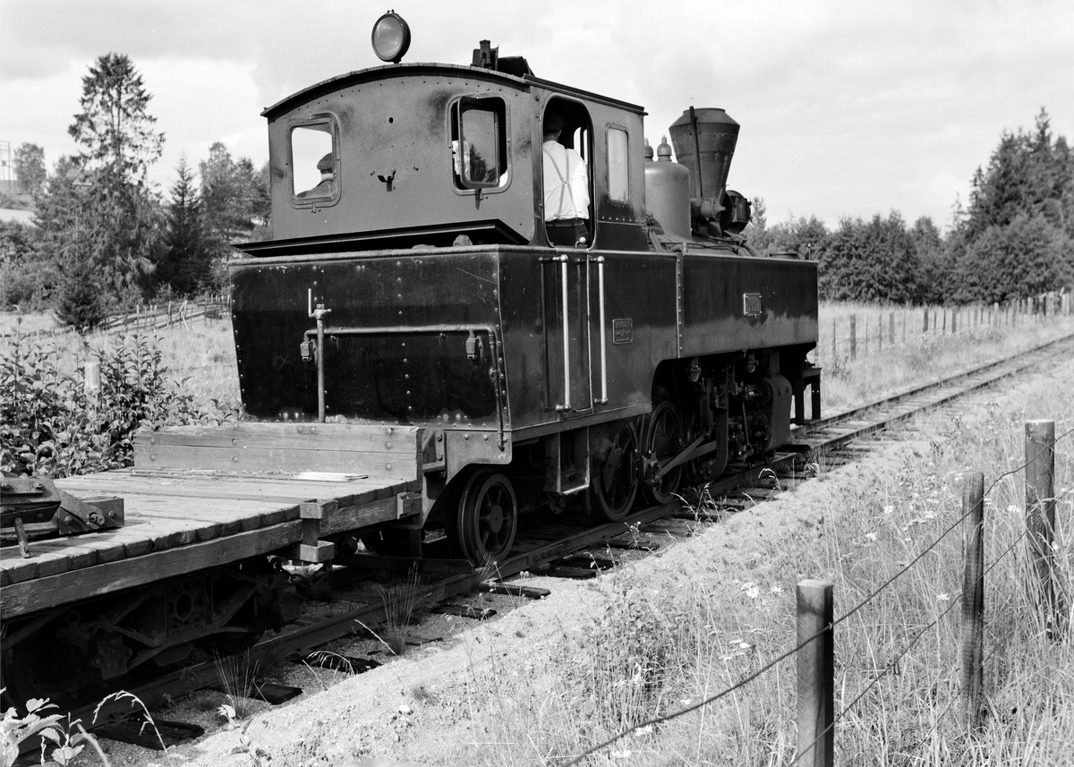 Damplokomotiv type XXIXb nr. 7 Prydz med oppsamlingstog etter Aurskog-Hølandbanens nedleggelse, her ved km 17,9.