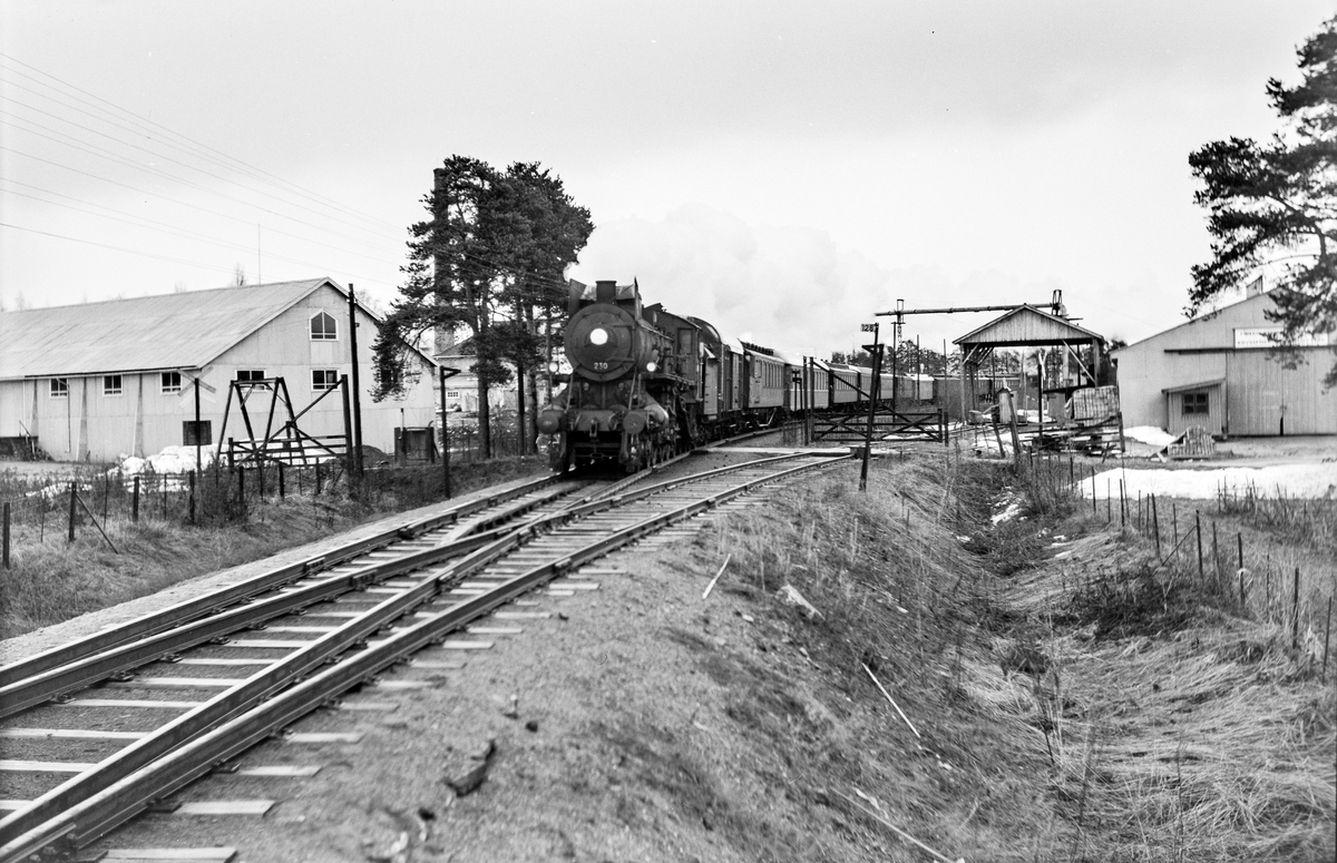 Ekstratog 7318 fra Røros i forbindelse med hjemreisen fra påskeferie 2. påskedag, ved sidesporet til Oplandske sag mellom Hjellum og Hamar. Toget trekkes av damplokomotiv type 26c nr. 397.