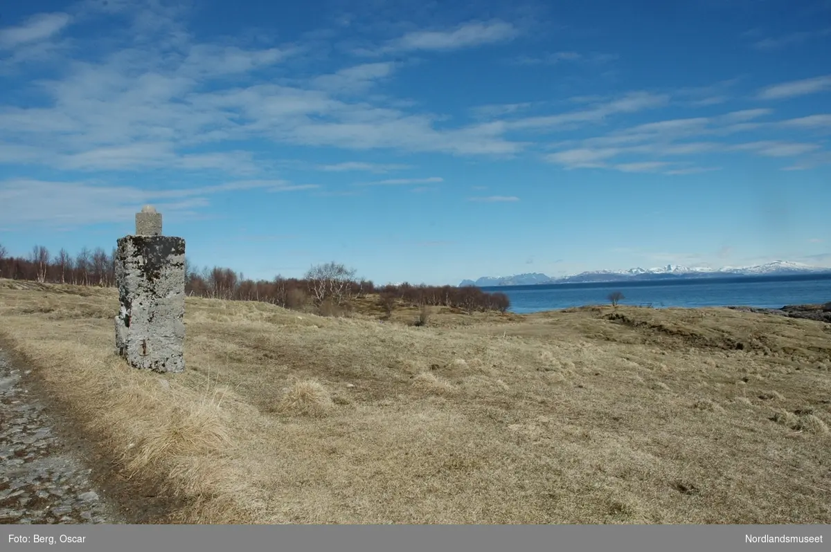 Dokumentasjonsfoto.Gildeskål. Nordarnøy. 2. mai 2018. Nordarnøy kystfort. Utsyn mot øst fra porten til fortområdet