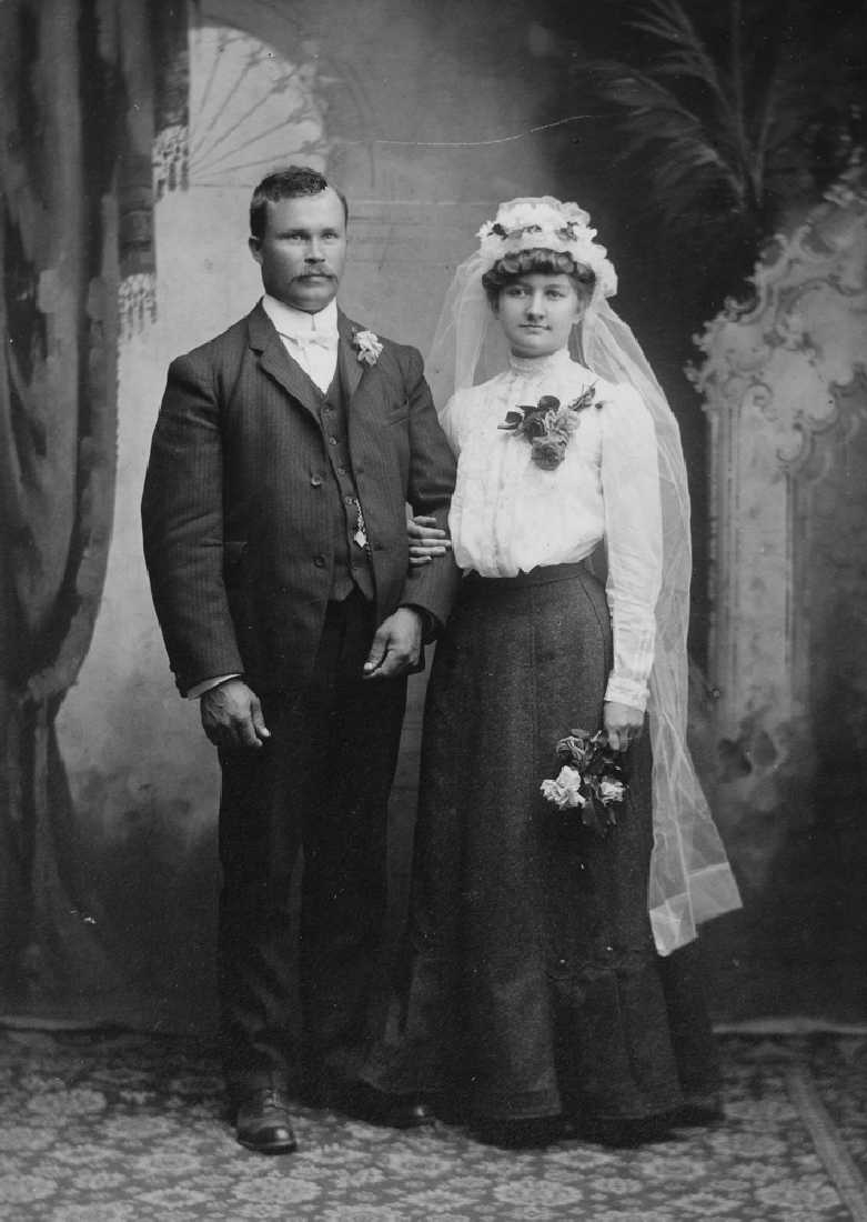 Leirfjord, Meisfjord. Brudebilde av Johannes Einmo med frue. Fruens navn er ukjent.