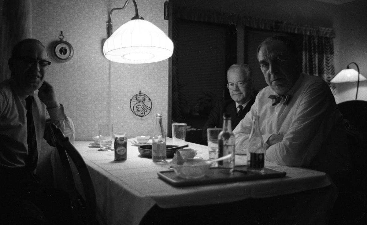 Hemma hos familjen Nils Gille - herrarna groggar i köket, Uppsala 1962