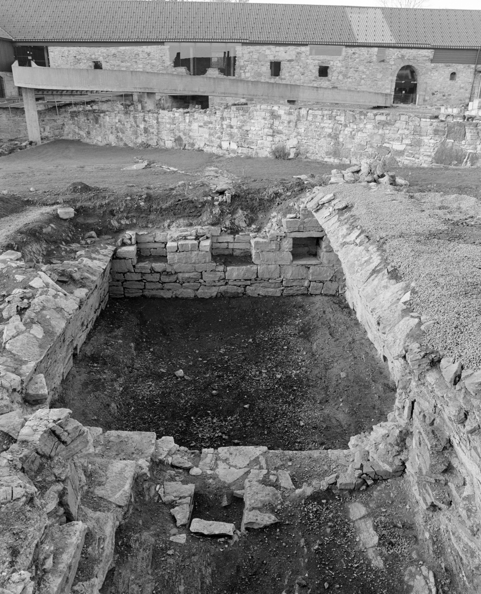 Arkeologiske undersøkelser i kjellerruin vest for drengestua 1986-1989. Oversikt over kjelleranlegget etter utgravning 1989.