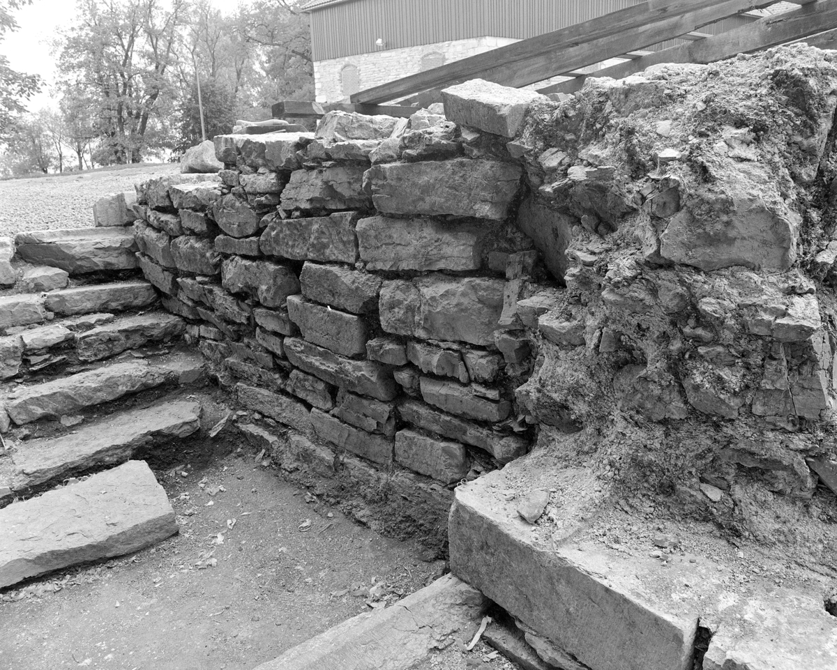 Arkeologiske undersøkelser i kjellerruin vest for drengestua 1986-1989. Portalvange mellom trapperom og kjeller. Vestmur i trapperom.