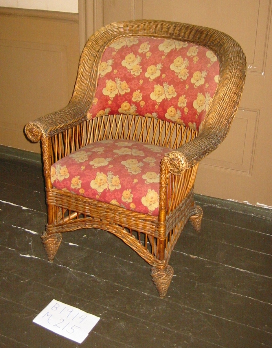 TGM-BM.1914:215.A består av møbler fra hans læseværelse, nemlig 3 bokreoler/hyller, 1 etasjere, 1 bord, 4 kurvstoler samt hengelampe.