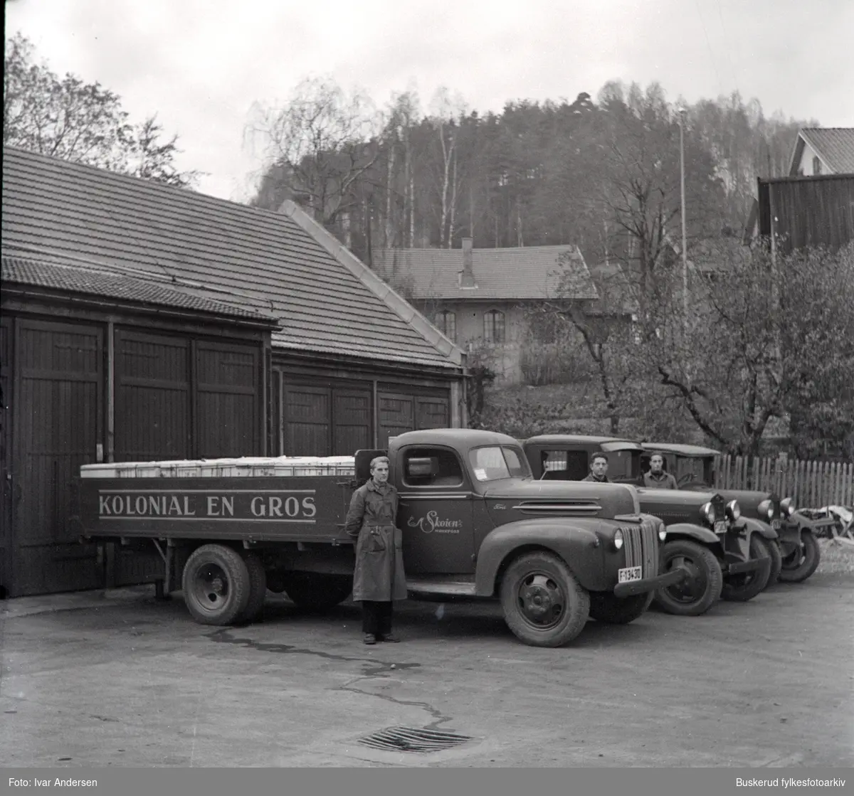 Bilparken ved Skøien kolonial i Hønefoss. Etablert i Hønefoss i 1923
Jac Lerberg først, fetter av E.M. Skøien