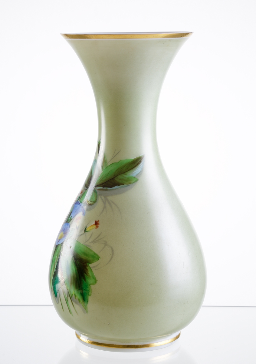 Blomglas.
Möjligen tillverkat vid Limmareds glasbruk. (Målning sedan 1860).
Tillverkad omkring 1900. Ej kat.
Beskrivning: Päronformad kupa, konkav hals. Kupan bemålad naturalistiskt med blommor och blad. 
Färg: Kupans utsida grönvit, insidan helt vit. Blommorna i vitt, blått och rött. Övre kanten och foten med förgylld rand. Opak.
Mått: Ovan angivna diameter avser övre diameter.
Inskrivet i huvudkatalogen 1963.
Funktion: Blomvas