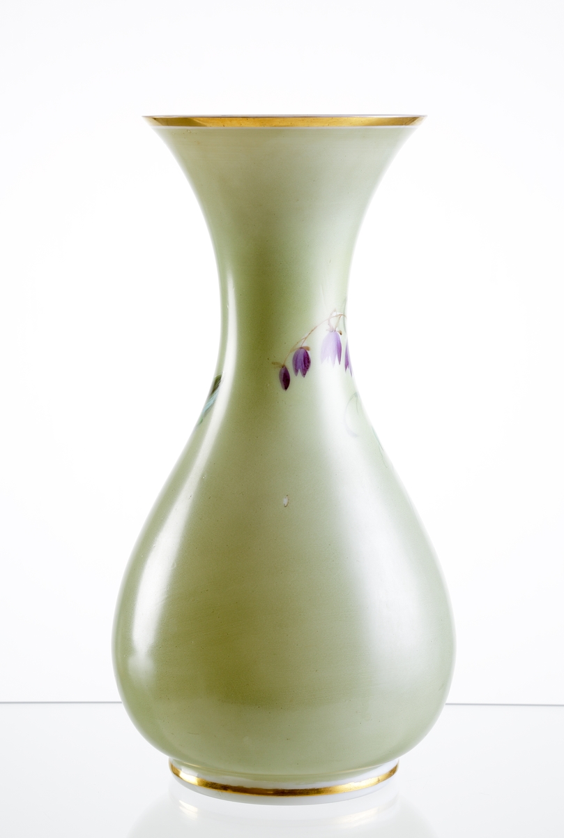 Blomglas.
Möjligen tillverkat vid Limmareds glasbruk. (Målning sedan 1860).
Tillverkad omkring 1900. Ej kat.
Beskrivning: Päronformad kupa, konkav hals. Kupan bemålad naturalistiskt med blommor och blad. 
Färg: Kupans utsida grönvit, insidan helt vit. Blommorna i vitt, blått och rött. Övre kanten och foten med förgylld rand. Opak.
Mått: Ovan angivna diameter avser övre diameter.
Inskrivet i huvudkatalogen 1963.
Funktion: Blomvas