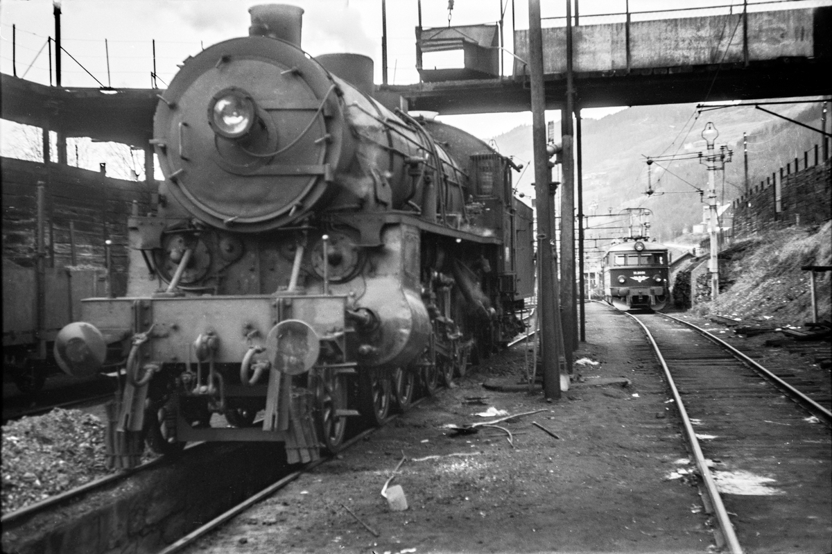 Damplokomotiv type 31b nr. 419 ved kullingsanlegget på Voss stasjon.