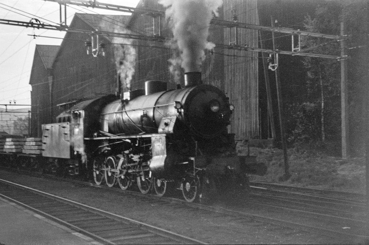 Damplokomotiv type 31b nr. 401 med godstog på Hønefoss stasjon.