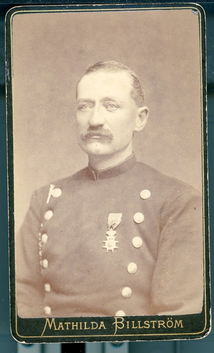 Kabinettsfotografi: A W Hall i uniform med medalj på bröstet.