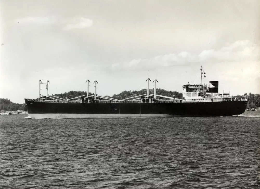 M/S «Besna» (b.1948/1950) i profil, etter ombyggingen i april 1969, på vei ut Sandefjordsfjorden. Foto: Norsk Maritimt Museum