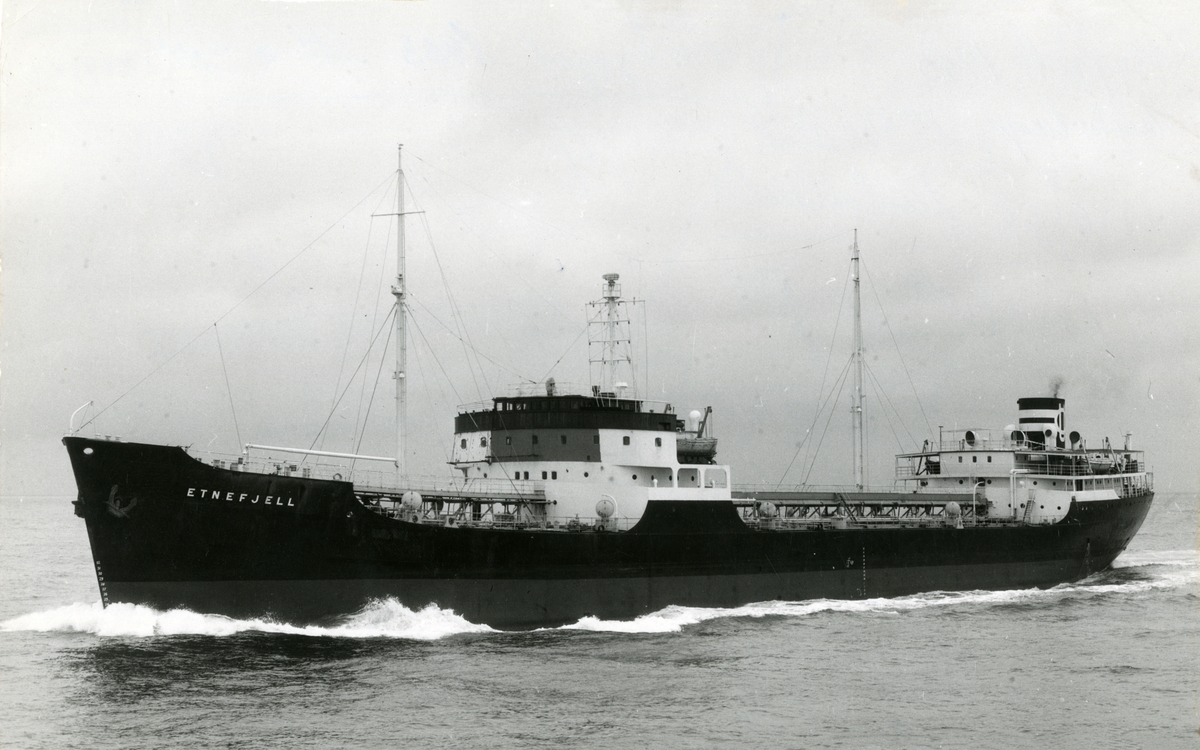 M/T 'Etnefjell' (b.1950) i fart i åpen sjø