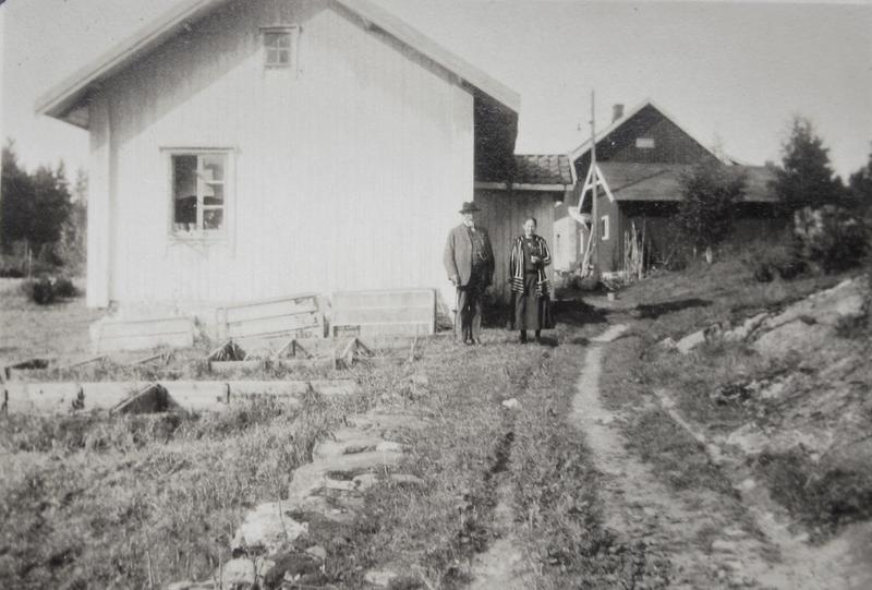 På dette bildet fra ca 1927 er Anders og Karoline på Ørnås, hvor Karoline vokste opp.