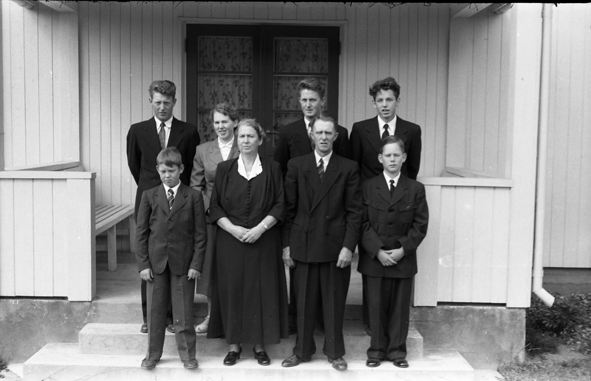 Familieportrett. Antatt Jens O. Ulsrud og kona Solveig, født Ellingsen, med barna (bak fra venstre) Ole, Jenny, Erling og Kjell. Foran til venstre Svein, og til høyre Finn.