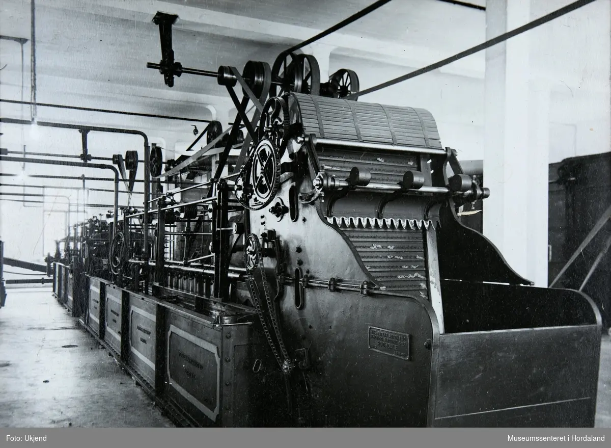 Ullvaskemaskin. Foto frå produksjonen ved ullvarefabrikken, Dale Fabrikker i Vaksdal.