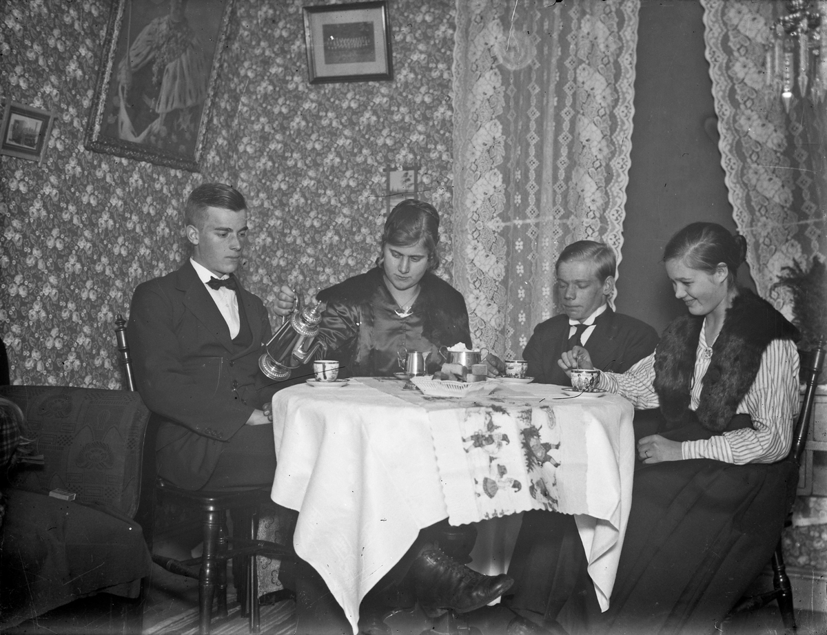 Hemma hos familjen Åsén. Från vänster Einar Åsén, Ebba Åsén och Fritz Åsén samt Ruth Söderlund som arbetade på Nordiska Chokladfabriken i Alingsås.