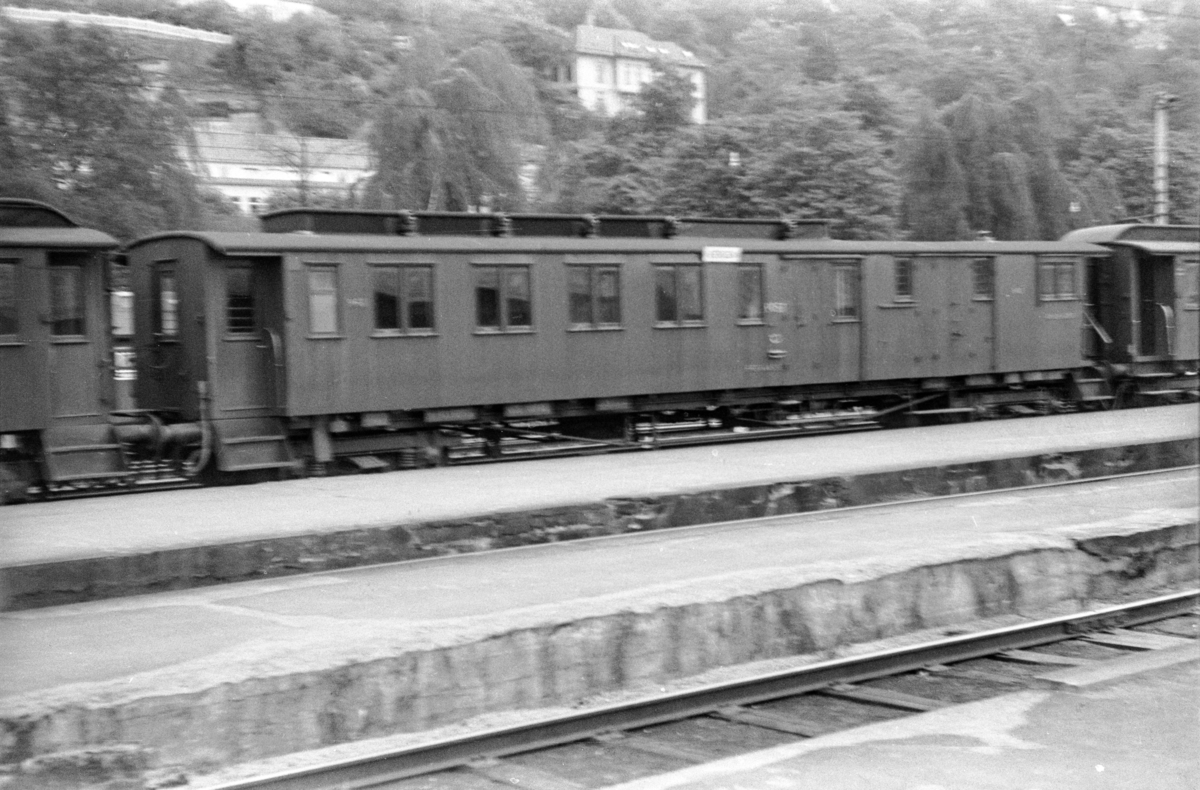 Personvogn litra BDFo2-7 type 1 nr. 963 på Bergen stasjon.