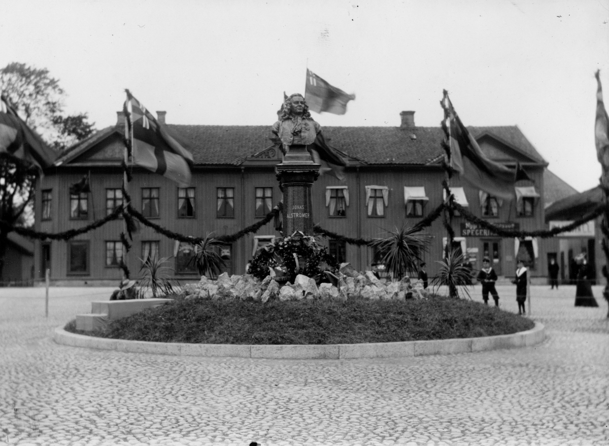 Bysten av Jonas Alströmer som avtäckt den 2 juni 1905 på Stora Torget i Alingsås.