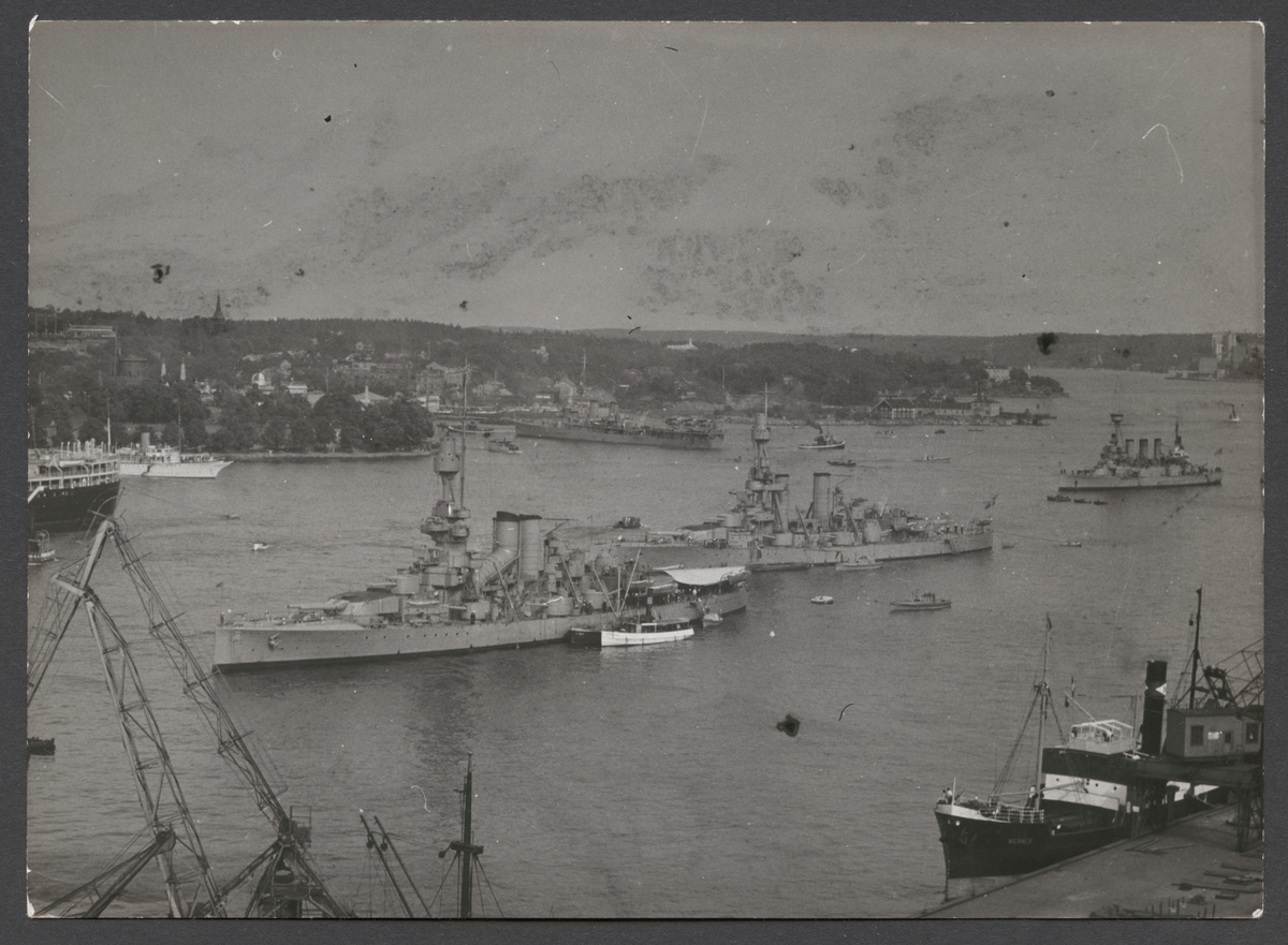 Bilden visar tre svenska pansarskepp och flygplanskryssaren Gotland på Strömmen i Stockholm, förmodligen under Kustflottansbesök i Stockholm 1937.